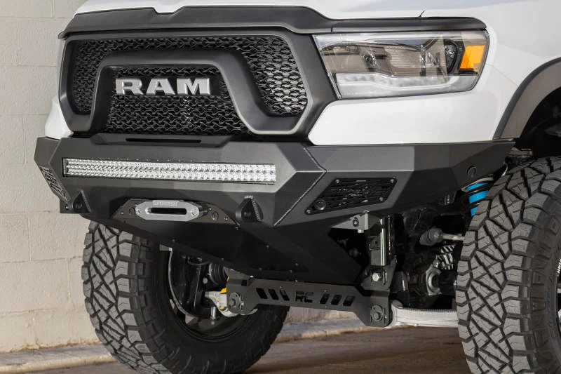 Addictive Desert Designs Stealth Fighter Front Bumper für 2019–2023 RAM Rebel 1500