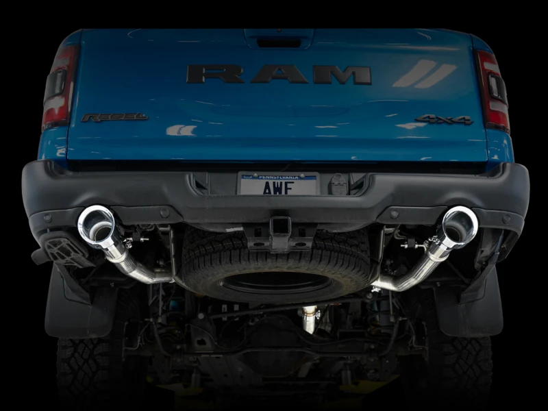 AWE Tuning 19-21 RAM 1500 5.7L (mit Ausschnitten) 0FG Dual Rear Exit Cat-Back Auspuff - Chromsilberne Spitzen