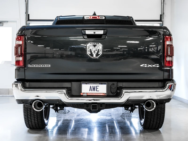 AWE Tuning 19-21 RAM 1500 5.7L (mit Ausschnitten) 0FG Dual Rear Exit Cat-Back Auspuff - Chromsilberne Spitzen