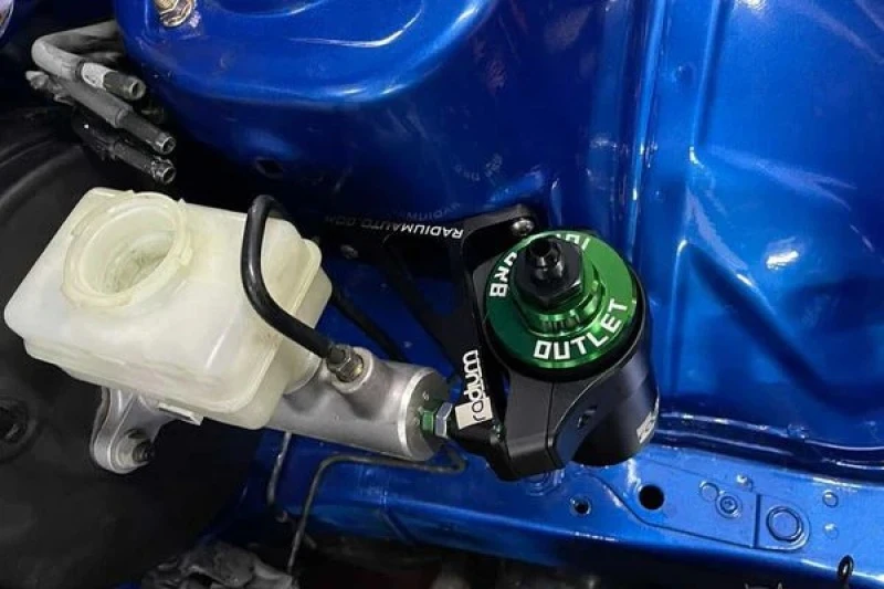 Radium Engineering Edelstahl-Kraftstofffilter für 03-08 Subaru Forester / 93-07 Subaru Impreza