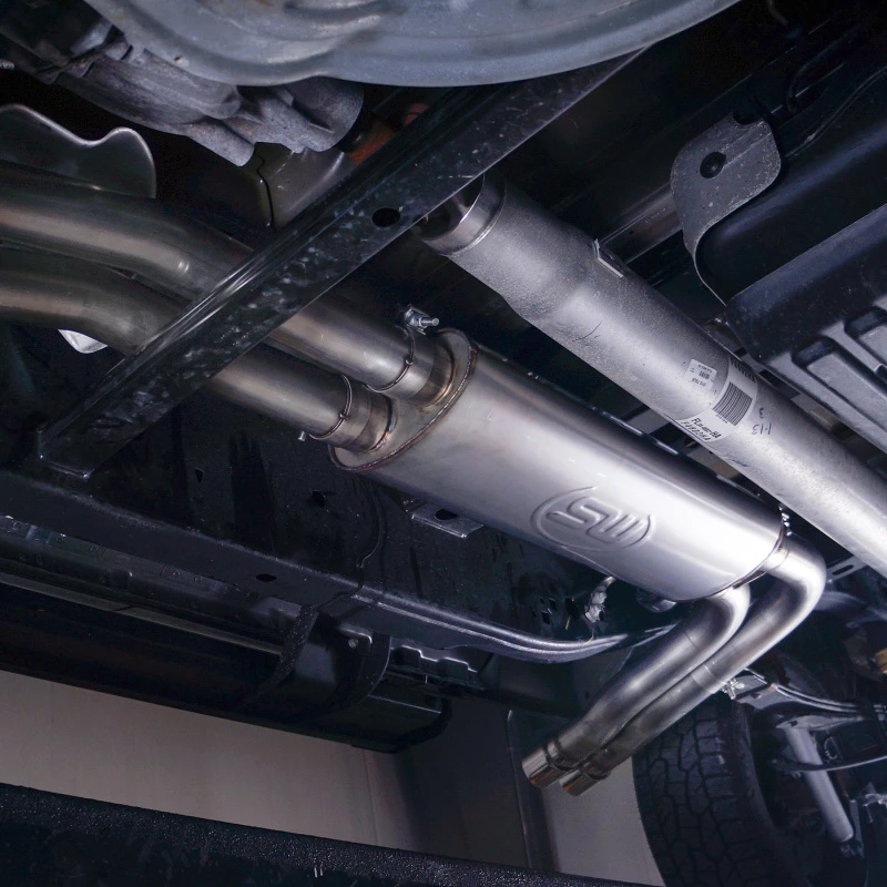 Stainless Works 2015-18 F-150 Auspuff X-Pipe Resonator Muffler Ausgang vor dem hinteren Reifen des Beifahrers