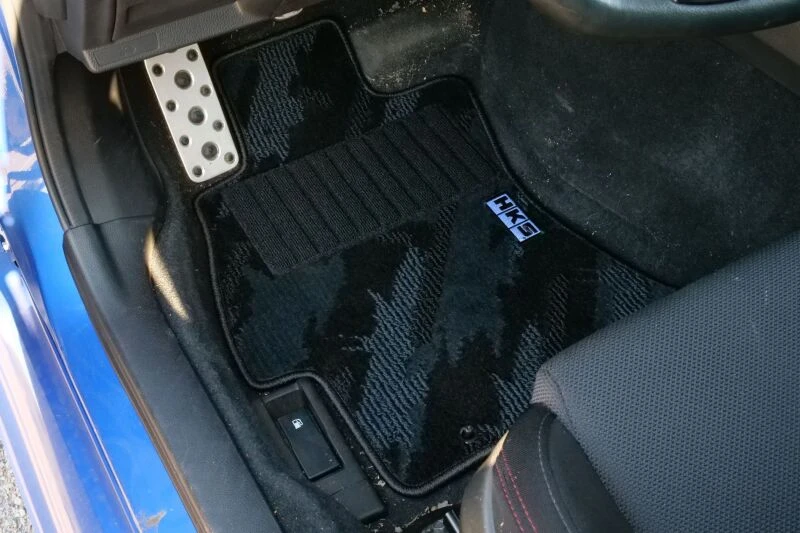 HKS Fußmatten Komplettset für 2014–2021 Subaru WRX / WRX S4 LHD
