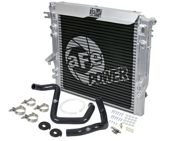 aFe BladeRunner GT Serie Bar- und Plattenkühler mit schwarzen Schläuchen 12-18 Jeep Wrangler (JK) V6 3.6L