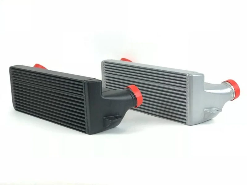 CSF 04-13 BMW 335i/xi (E90/E91/E92/E93) Hochleistungs-Intercooler mit gestufter Kern- und Plattenkonstruktion - Silber