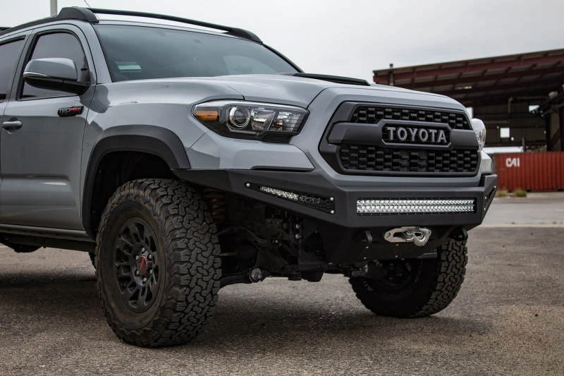 Addictive Desert Designs HoneyBadger Frontstoßstange für 2016–2023 Toyota Tacoma