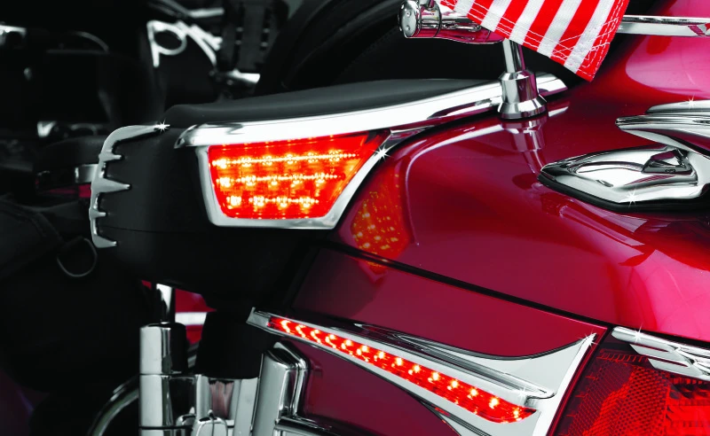 Kuryakyn L.E.D. Passenger Armrest Trim mit Blinker für 06-17 GL1800 Chrom