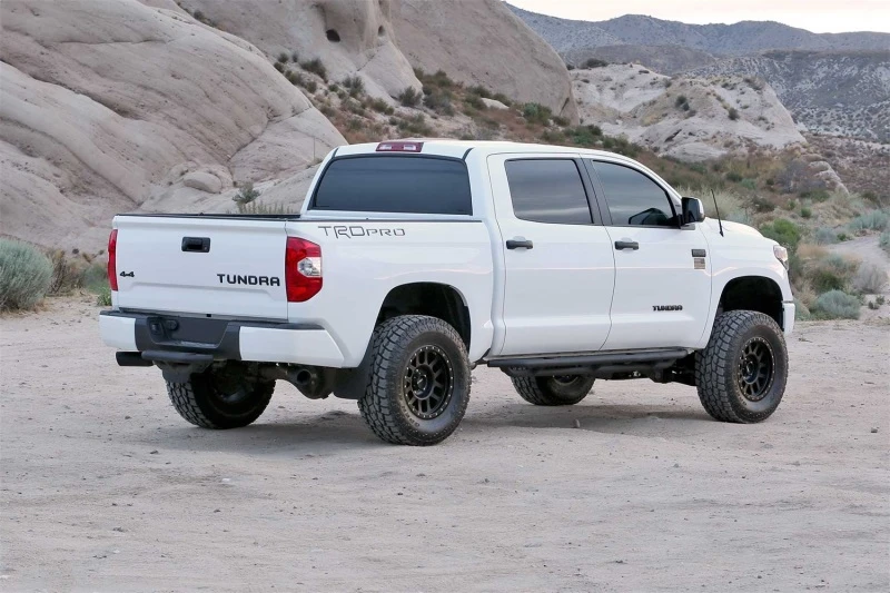 Fabtech 16-19 Toyota Tundra 4WD Trd Pro 4in Perf Sys mit Dlss 2.5 C/Os & Rr Dlss