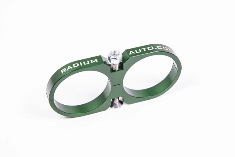 Radium Engineering 2-Teiliger Kraftstoffpumpen-Clamp für Bosch 044 - Grün mit Logo