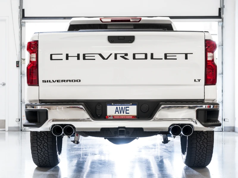 AWE Tuning 4. Generation GM 1500 6.2L 0FG Catback Split Rear Exit (mit Bumper-Ausschnitten) - Quad Chrome-Spitzen