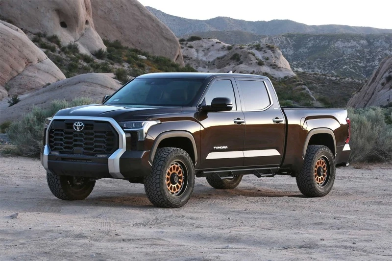 Fabtech 2022 Toyota Tundra 4WD Factory Rear Coils 3in UCA Sys mit Front Dirt Logic 2.5 Resi C/O Rr Coil