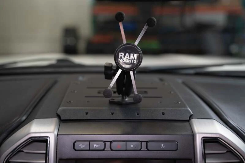 DV8 Offroad Digital Device Dash Mount für 2015–2020 Ford F-150 und 2017–2021 Ford F-250/F-350