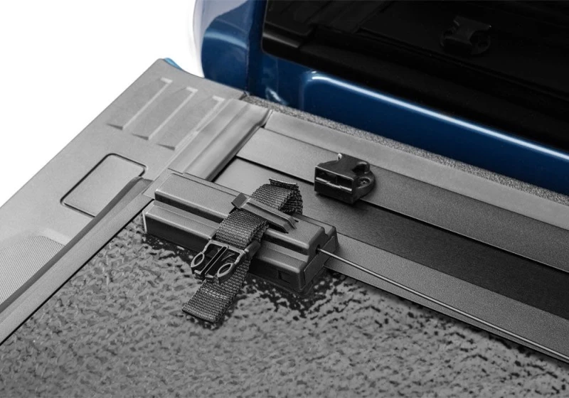 UnderCover Select Hard Folding Tonneau Cover für 2016–2025 Nissan Titan 6'7" Bed mit Utili-Track System