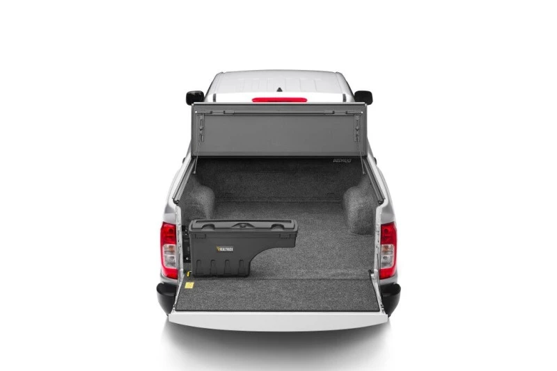 UnderCover SwingCase für 2022–2025 Nissan Frontier - Fahrerseite