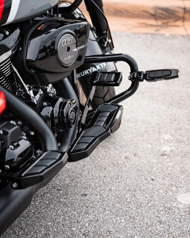 Kuryakyn Enygma Floorboards - Gloss Black