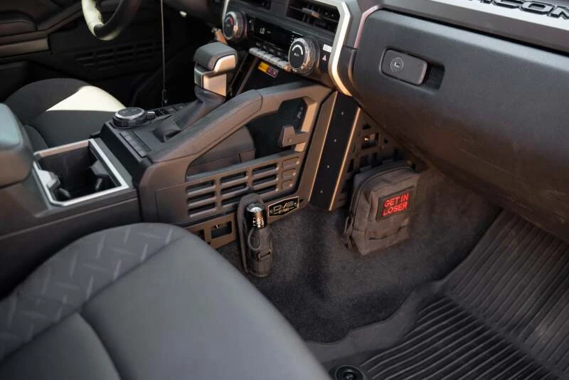 DV8 Offroad Center Console Molle Panels & Digital Device Mount für 2024 Toyota Tacoma