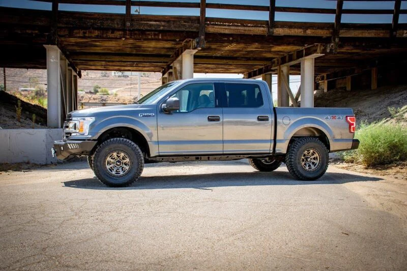 DV8 Offroad Frontstoßstange mit Lichtöffnungen für 2018+ Ford F-150