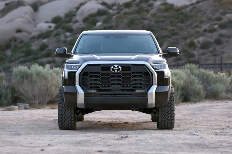 Fabtech 2022 Toyota Tundra 4WD Factory Rear Coils 3in UCA Sys mit Front Dirt Logic 2.5 Resi C/O Rr Coil