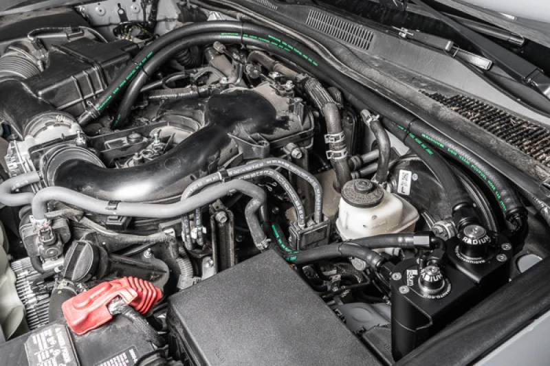 Radium Engineering 2016+ Toyota Tacoma Dualer Auffangbehälter-Kit - Fluid Lock