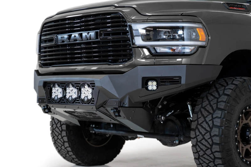 Addictive Desert Designs Bomber HD Front Stoßstange für 2019–2021 Ram 2500/3500 (Baja Designs LP6 Halter)