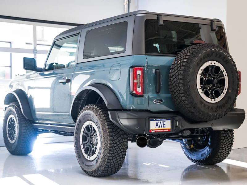 AWE Tuning 2021+ Ford Bronco 0FG Einzelrohrauslass Auspuff mit Diamant-Schwarz-Spitze und Bash Guard