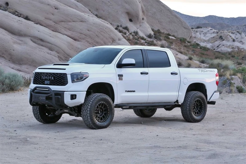 Fabtech 16-19 Toyota Tundra 4WD Trd Pro 4in Perf Sys mit Dlss 2.5 C/Os & Rr Dlss